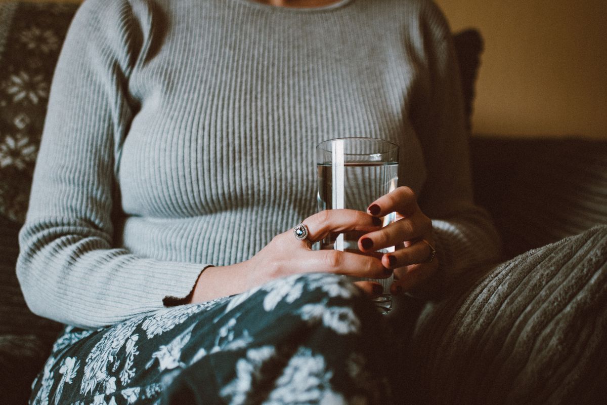 dry mouth Vashi, woman holding a glass of water at home